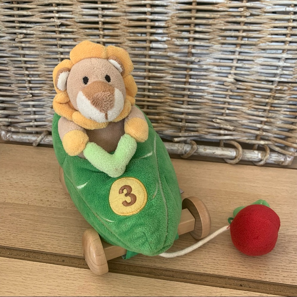 FAO lion pull toy with wheels